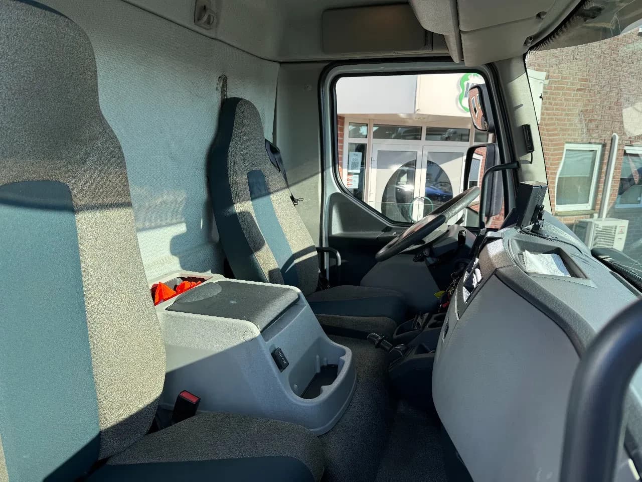 Volvo FL 4X2 Bakwagen met laadklep (8.05x2.49x2.70) APK 12-2025 NL TRUCK - Image 4