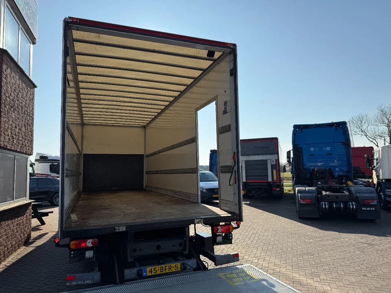 Volvo FL 4X2 Bakwagen met laadklep (8.05x2.49x2.70) APK 12-2025 NL TRUCK - Image 12